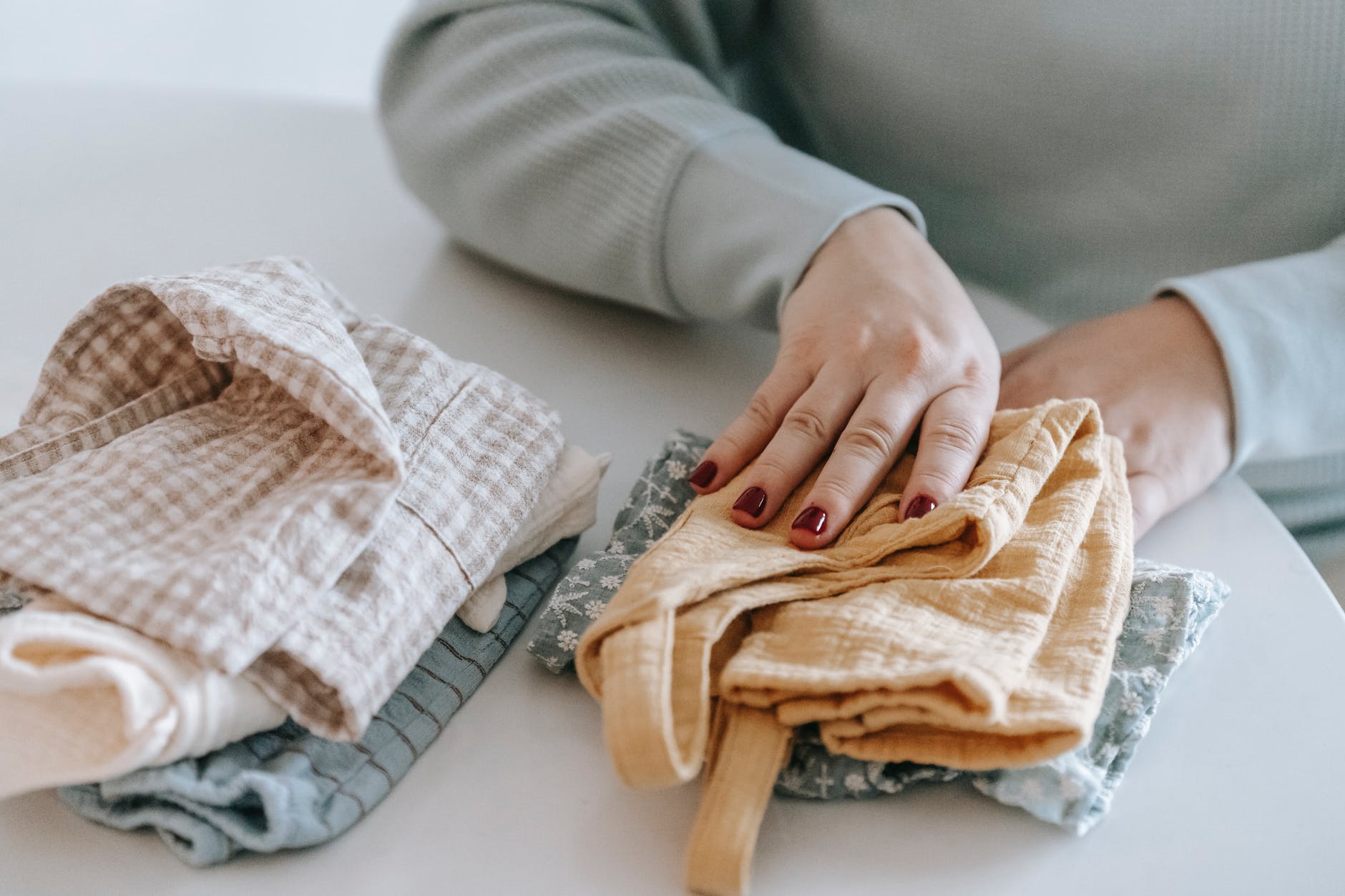 Patricia was folding clothes while thinking of her difficult pregnancy.  | Source: Pexels