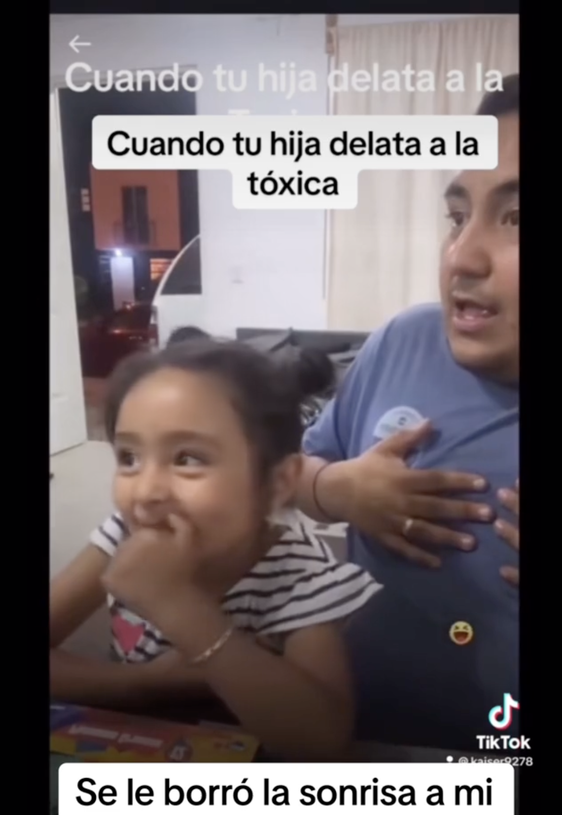 Der mexikanische Vater legt überrascht die Hände auf die Brust, während seine Tochter ihre Mutter anstarrt, die an ihrer Seite sitzt. | Source: tiktok.com/@kaiser927