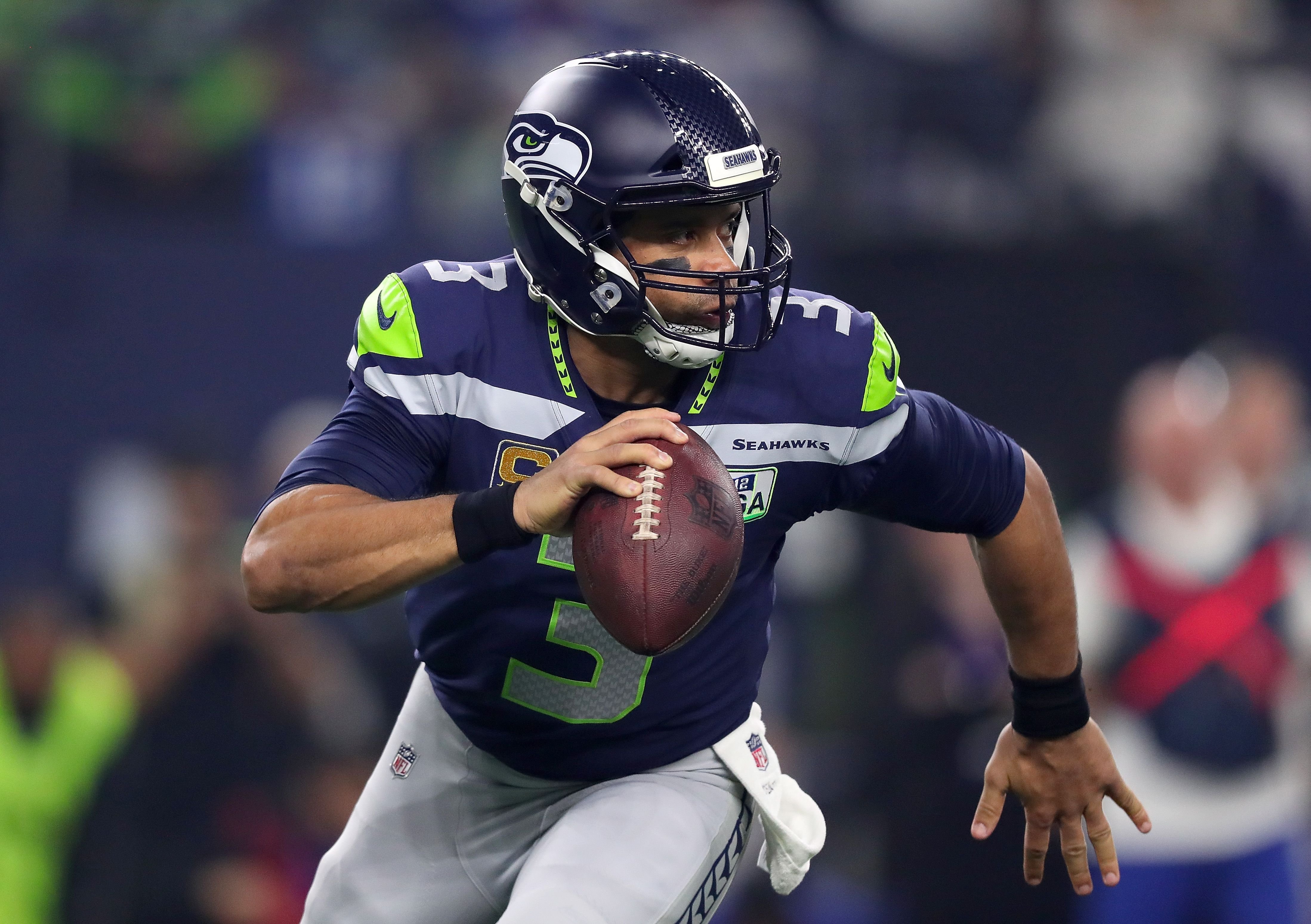 Football player Russell Wilson scrambles in the pocket against the Dallas Cowboys on January 05, 2019 in Texas. | Photo: Getty Images
