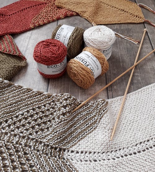 The old woman quickly bought her knitting supplies. | Photo: Pexels