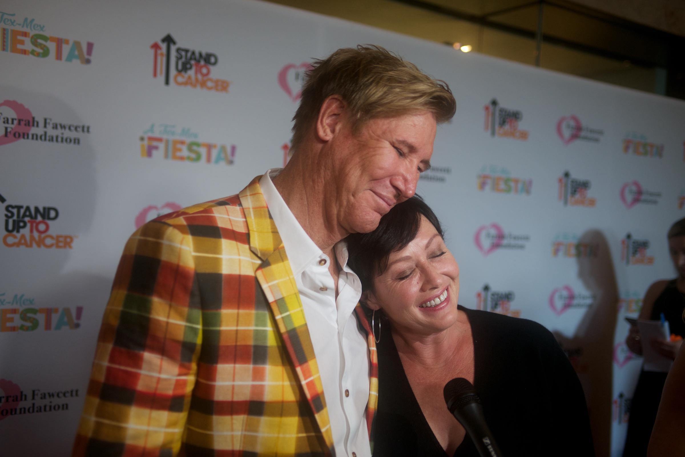 Dr. Lawrence Piro and Shannen Doherty attending the Farrah Fawcett Foundation's "Tex-Mex Fiesta" in Los Angeles, California on September 9, 2017 | Source: Getty Images