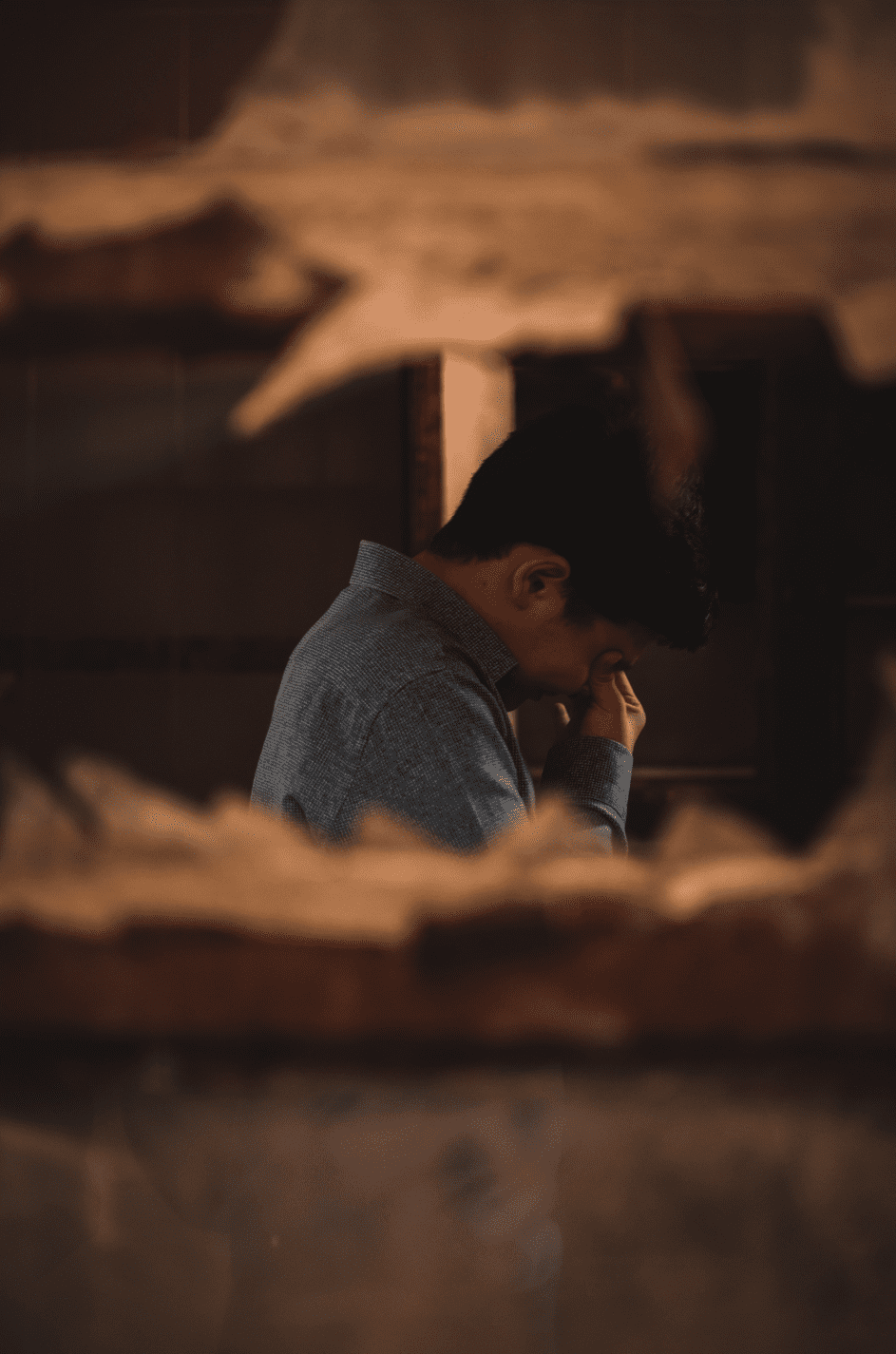 Simon weinte über den Verlust seines Bruders und schwor, sich um dessen Kind Bruno zu kümmern. | Quelle: Pexels