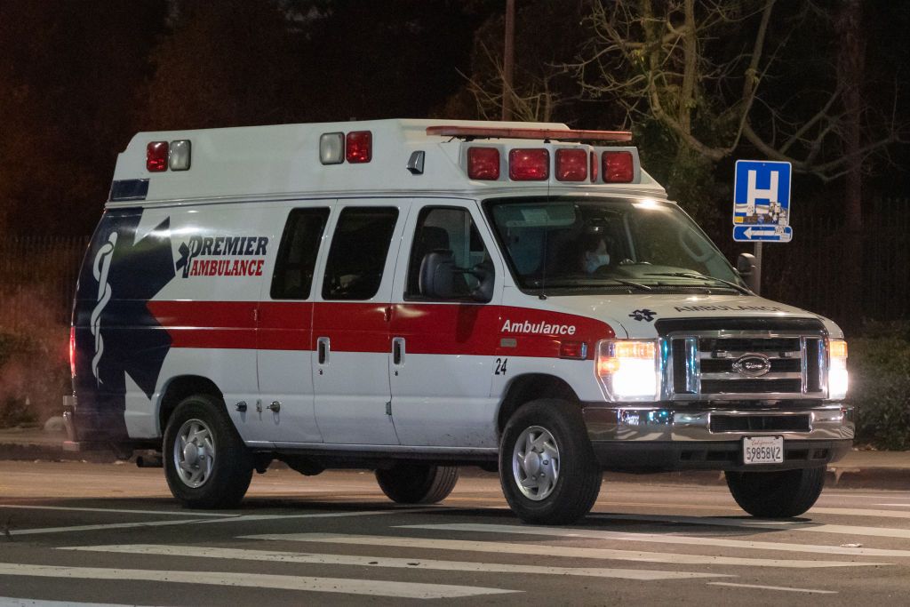 An ambulance drives near the Keck Medicine of USC hospital in Los Angeles, California, U.S., on Wednesday, Jan. 6, 2021. California reported 459 daily virus deaths, the second-highest tally since the pandemic began, as the most-populous state continues to battle a surge of cases that has strained health-care facilities. | Foto von: Bing Guan/Bloomberg via Getty Images