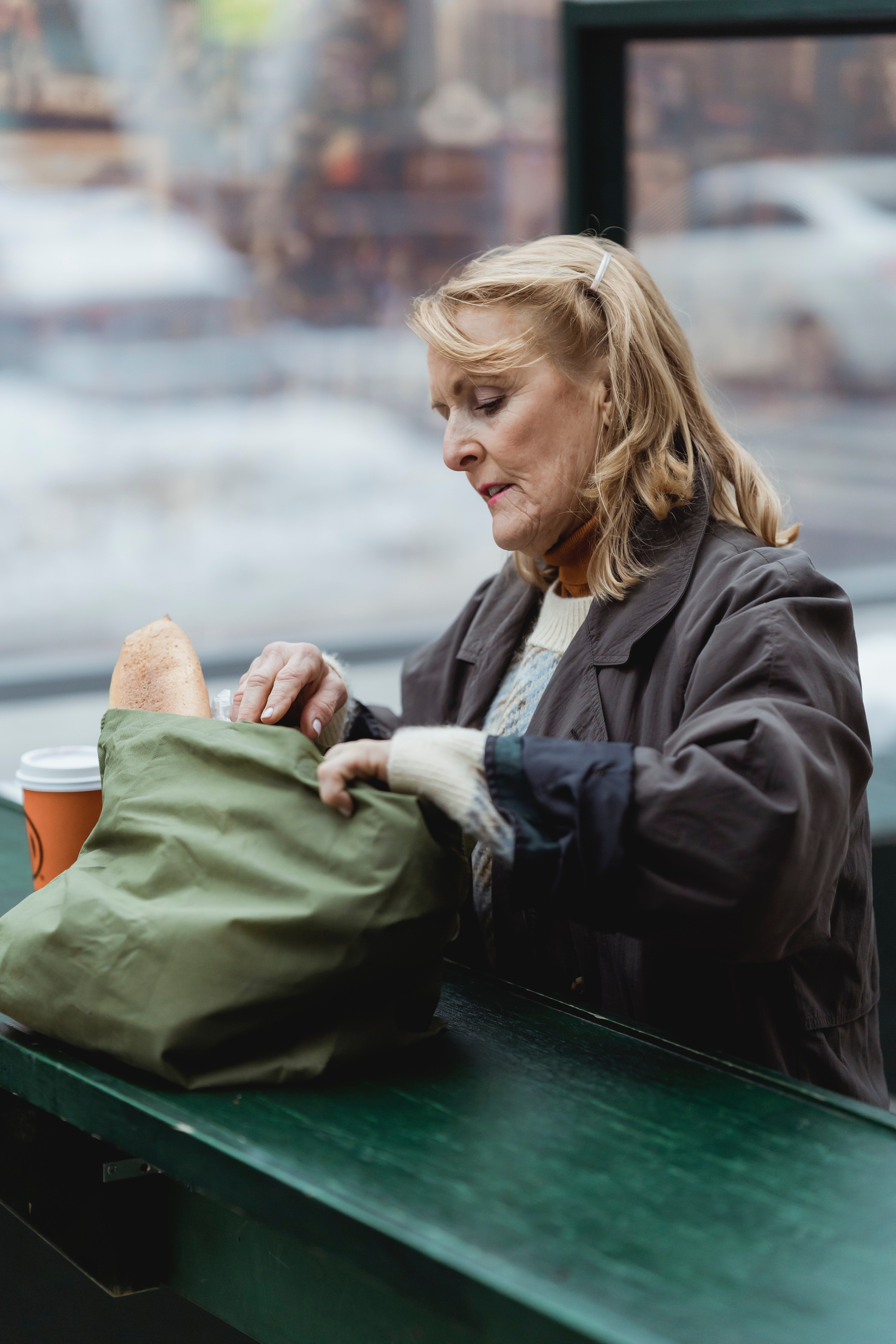 Old woman standing with a bag of groceries | Photo: Pexels