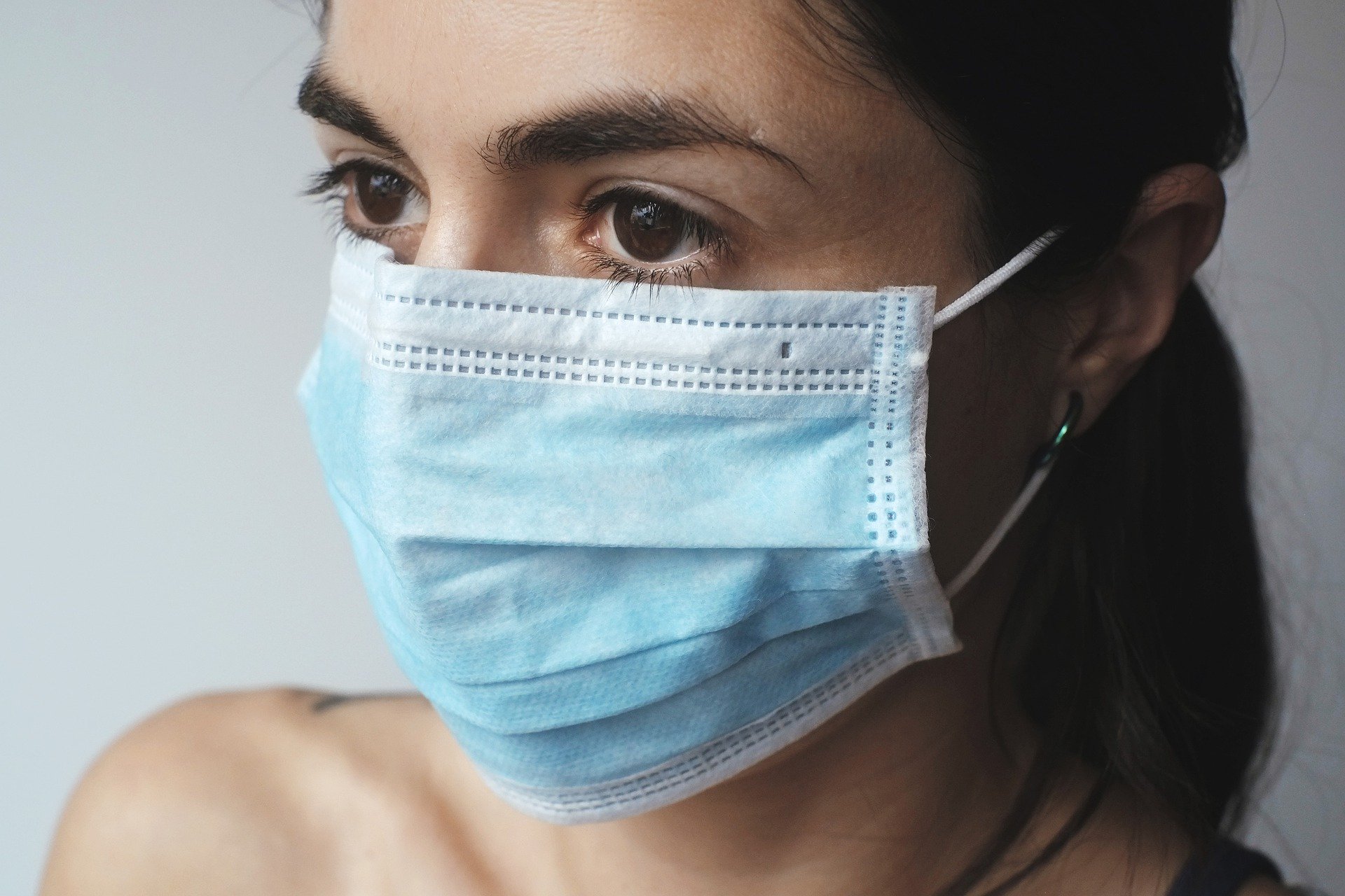 Une femme portant un masque de protection | Photo : Pixabay.