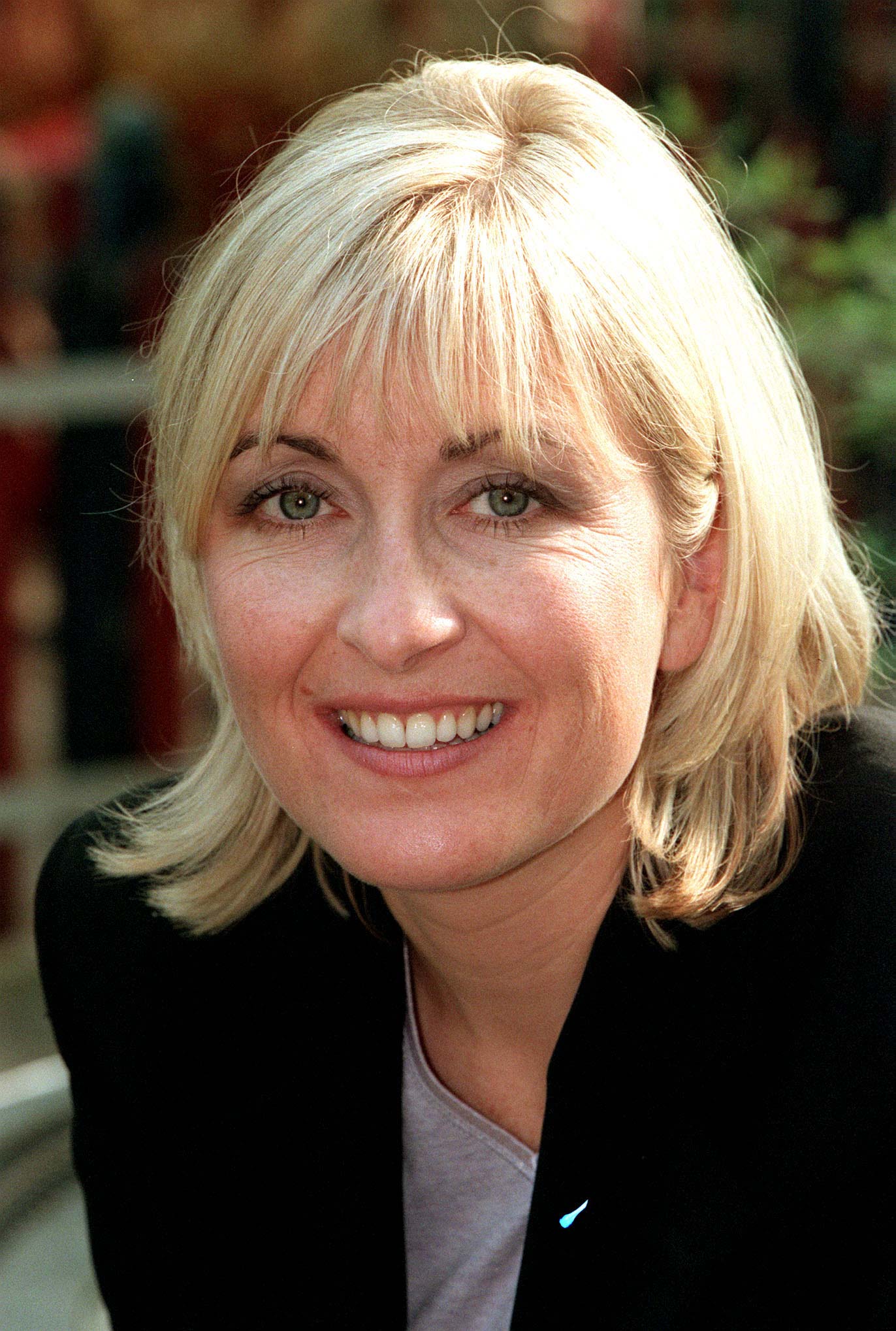 Fiona Phillips was photographed on January 5, 1999, shown in a more intimate and relaxed setting during a period when she was at the peak of her television career, widely recognised by audiences across Britain and admired for the warmth, credibility, and familiarity she brought to morning television.