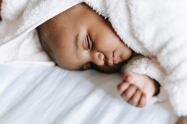 Sleeping newborn baby | Source: Unsplash