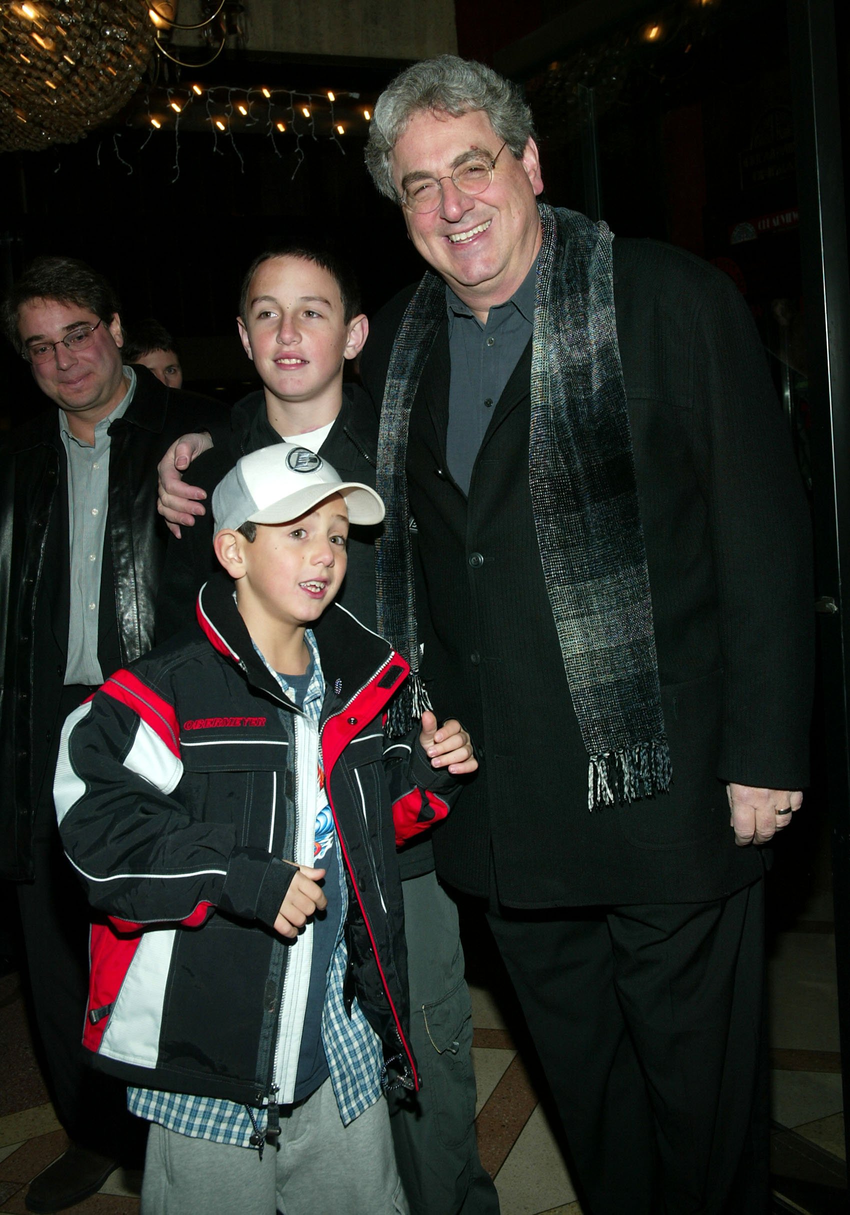 Harold Ramis is pictured with his sons, Daniel and Julian, at the "Analyze That" world premiere held at The Ziegfeld Theater on December 2, 2002, in New York City, New York | Source: Getty Images