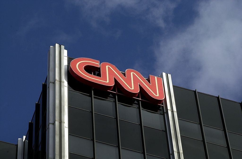 Le logo de Cable News Network (CNN) orne le haut des bureaux de CNN sur le Sunset Strip, le 24 janvier 2000 à Hollywood. | Photo : Getty Images