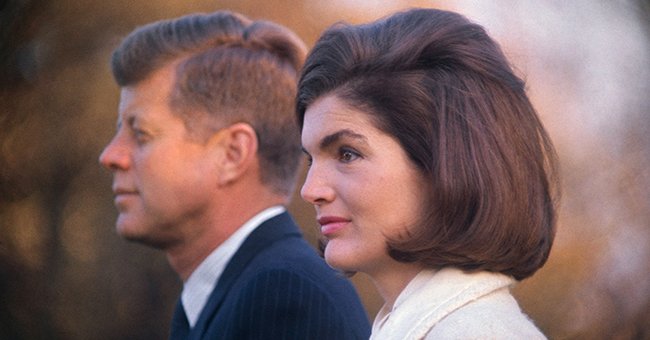 John F. Kennedy and Jacqueline "Jackie" Kennedy on the White House lawn as they witnessed part of the performance of the Black Watch Royal Highland Regiment in Washington, D.C. | Photo: Getty Images