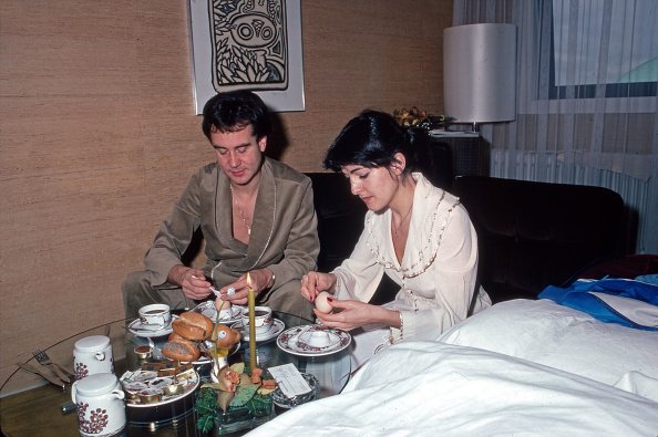 Das Schweizer Moderatorenehepaar Paola und Kurt Felix beim Frühstück im Hotelzimmer, Deutschland 1980er Jahre | Quelle: Getty Images
