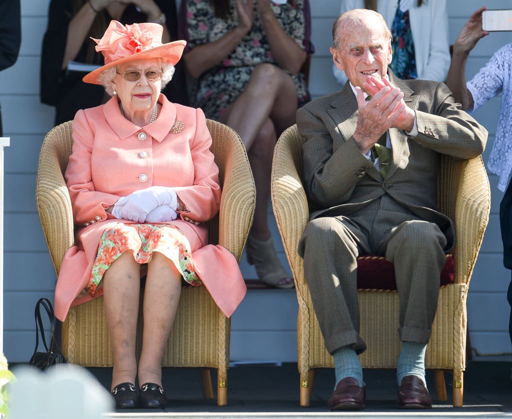 La reina Elizabeth II y el príncipe Philip, duque de Edimburgo, en el Guards Polo Club el 24 de junio de 2018 en Egham, Inglaterra. | Foto: Getty Images 