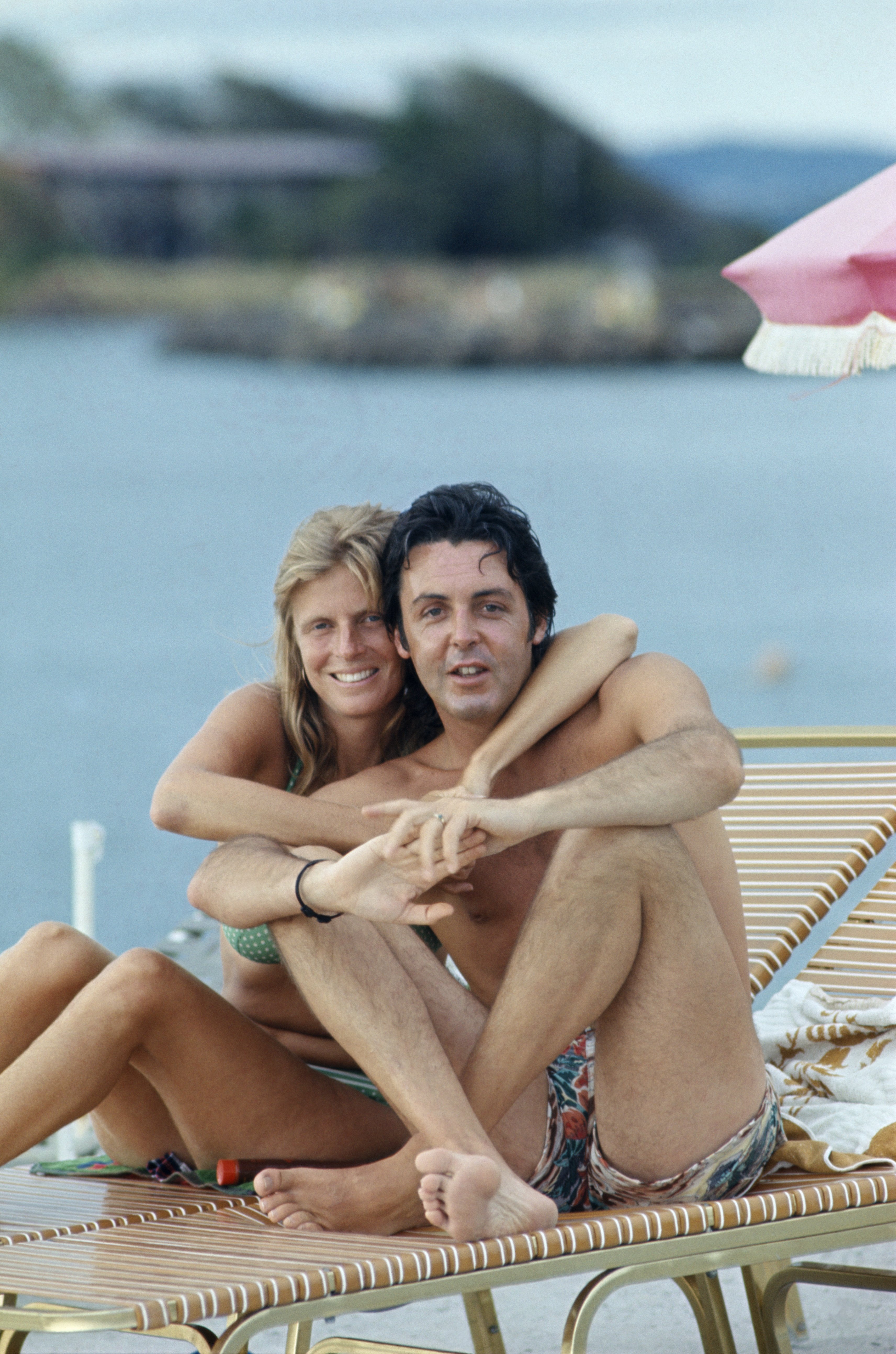 Paul McCartney et sa femme Linda se détendent pendant leurs vacances d'été. | Source : Getty Images