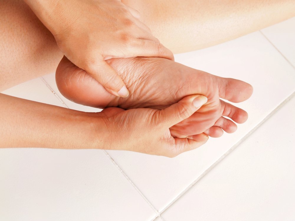 Un auto massage de pied. | Photo : Shutterstock