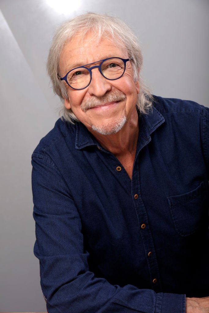 Le chanteur Henri Dès pose lors d'une séance de portrait à Paris, France, le 26/09/2018. | Photo : Getty Images
