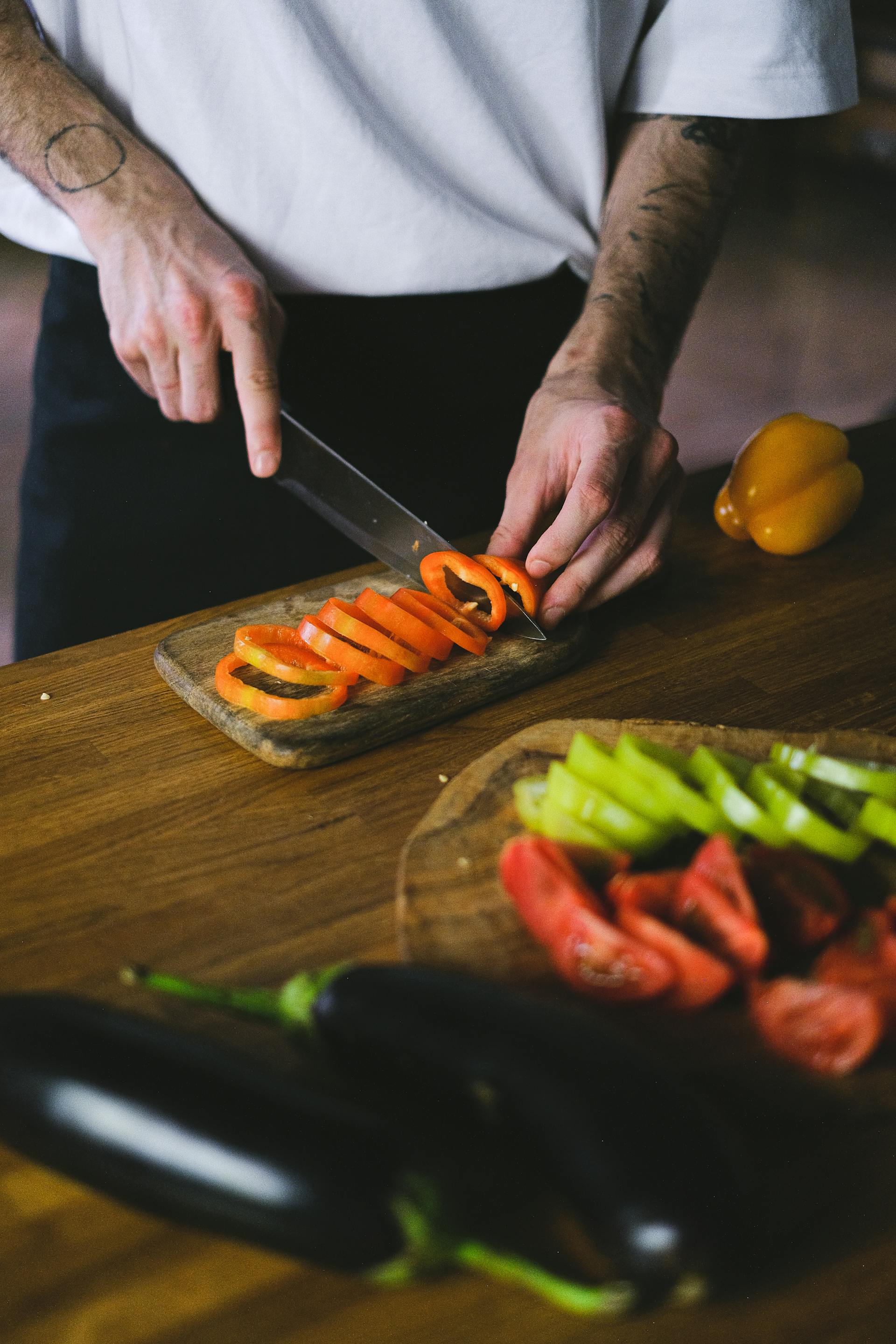 A man chopping vegetables | Source: Pexels