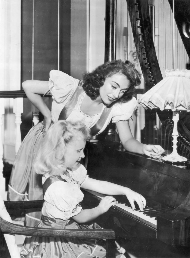 Joan Crawford and Christina at the piano, July 1947 | Photo: Getty Images