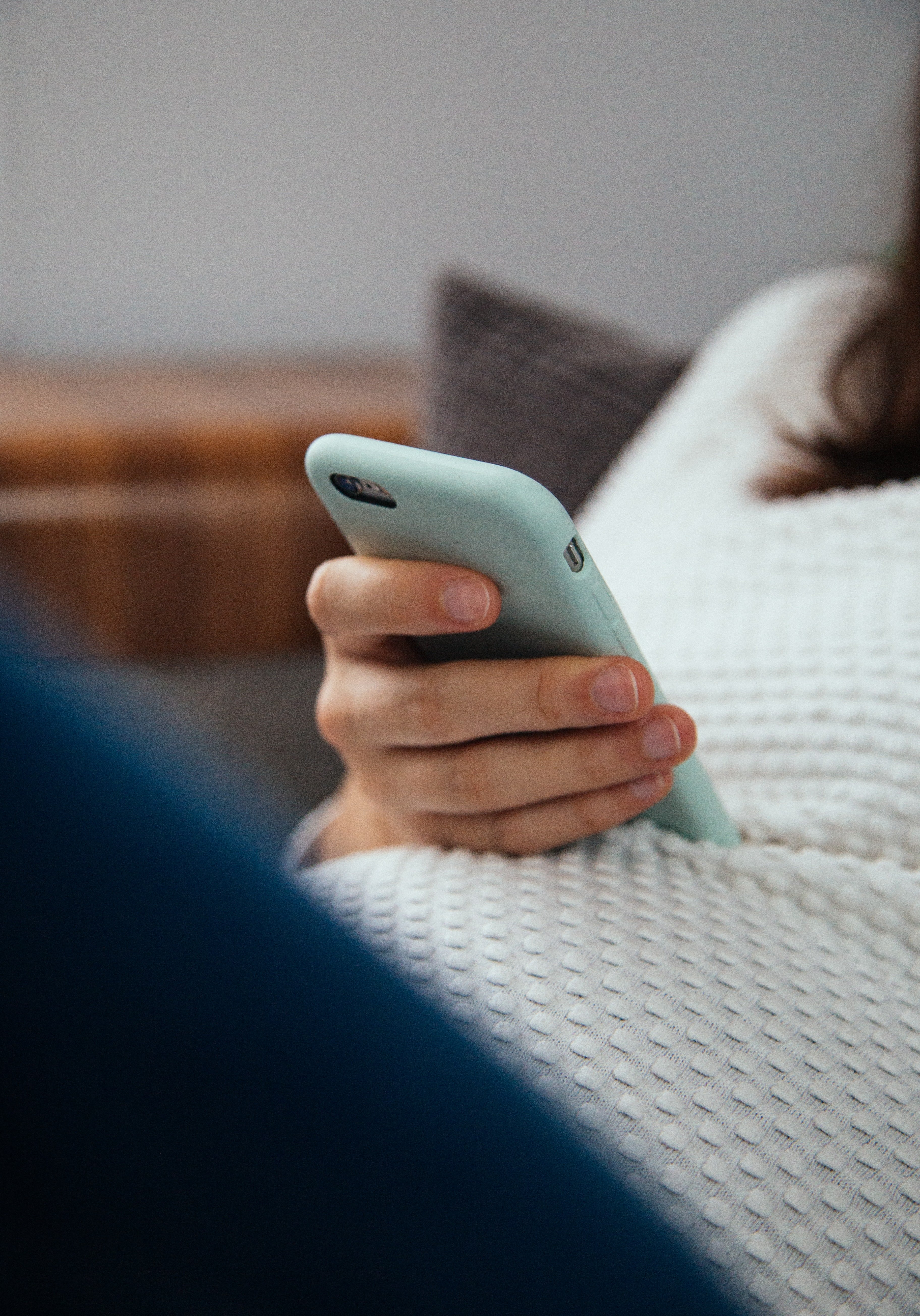 Claire broke the news that she was pregnant over the phone. | Source: Unsplash