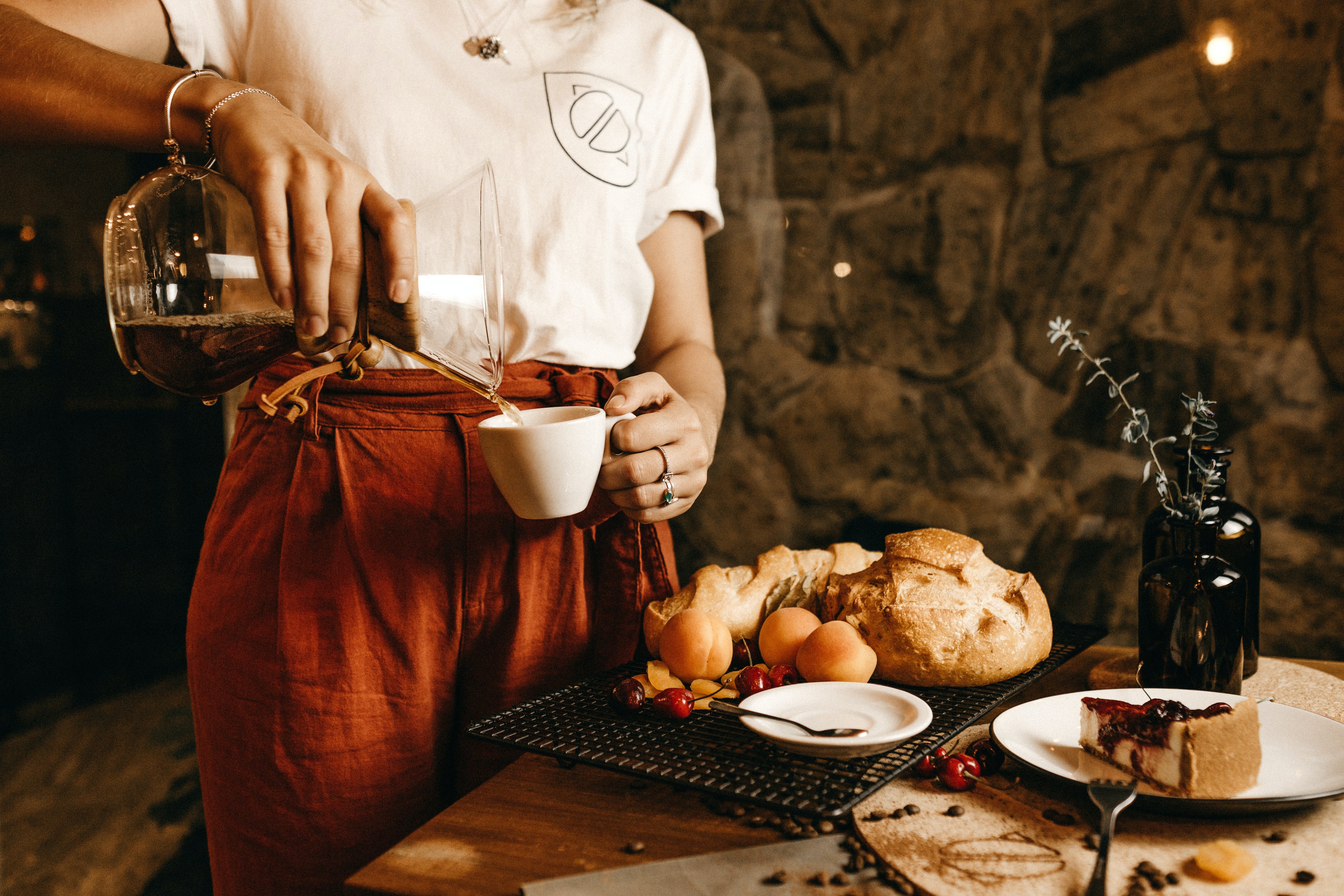 A waitress serving at a restaurant. | Photo: Pexels