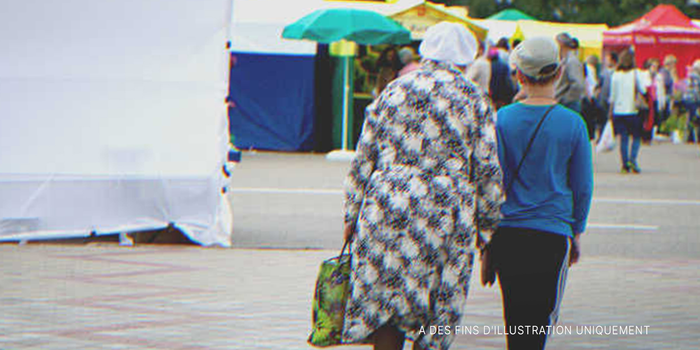 Une femme âgée et un petit garçon | Source : Shutterstock