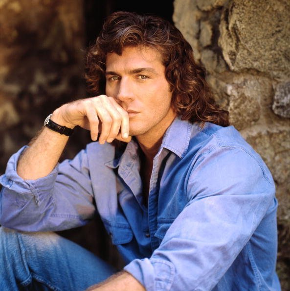 Joe Lando posant pour une photo dans sa jeunesse | Photos : Getty Images