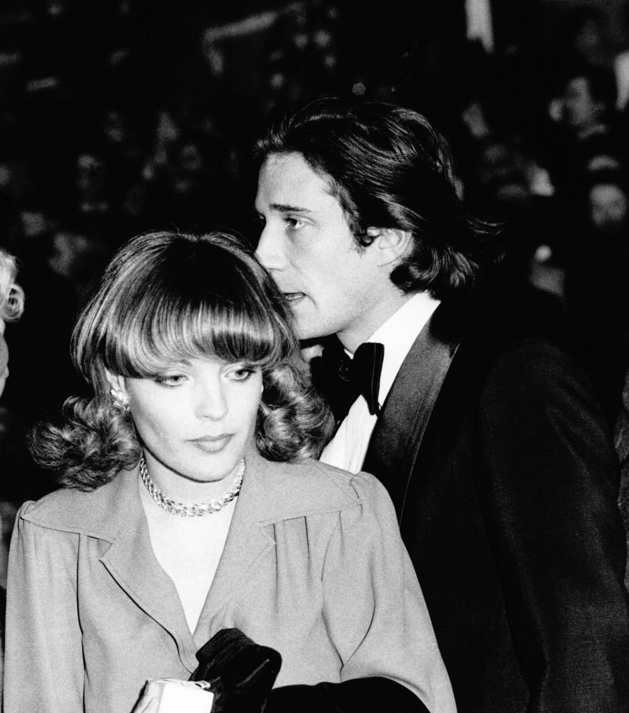 Romy Schneider et Daniel Biasini lors d'une première dans un music-hall, vers 1970 à Paris, France. | Photo : Getty Images