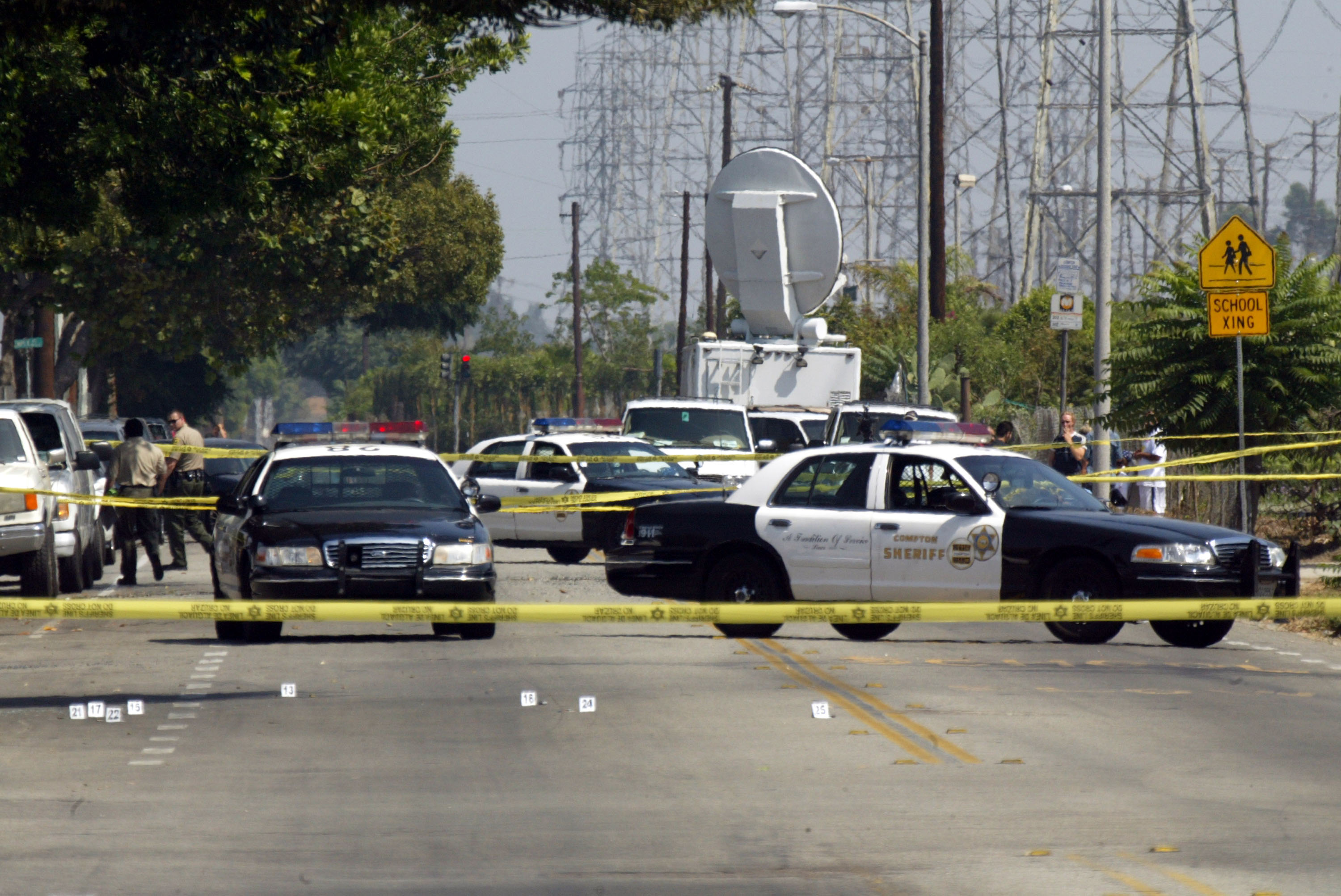 Compton Sheriff officers at the crime scene where 31-year-old Yetunde Price was fatally shot on September 14, 2003, in Compton, California. | Source: Getty Images