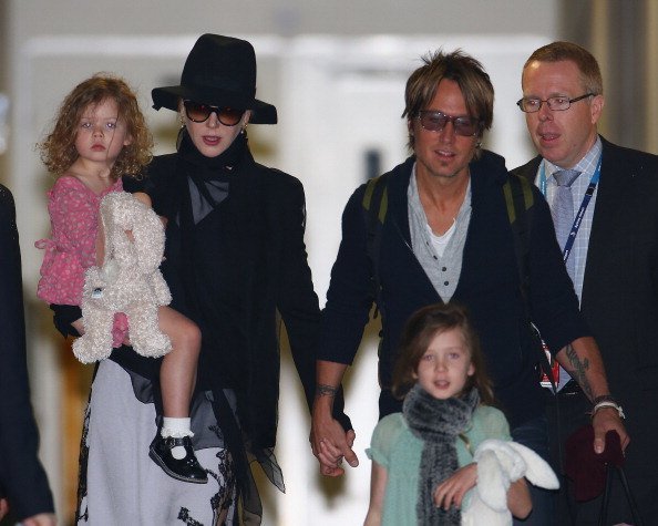 Nicole Kidman et Keith Urban arrivent avec leurs filles Faith Urban et Sunday Rose Urban à l'aéroport international de Sydney, à Sydney, en Australie. | Photo: Getty Images