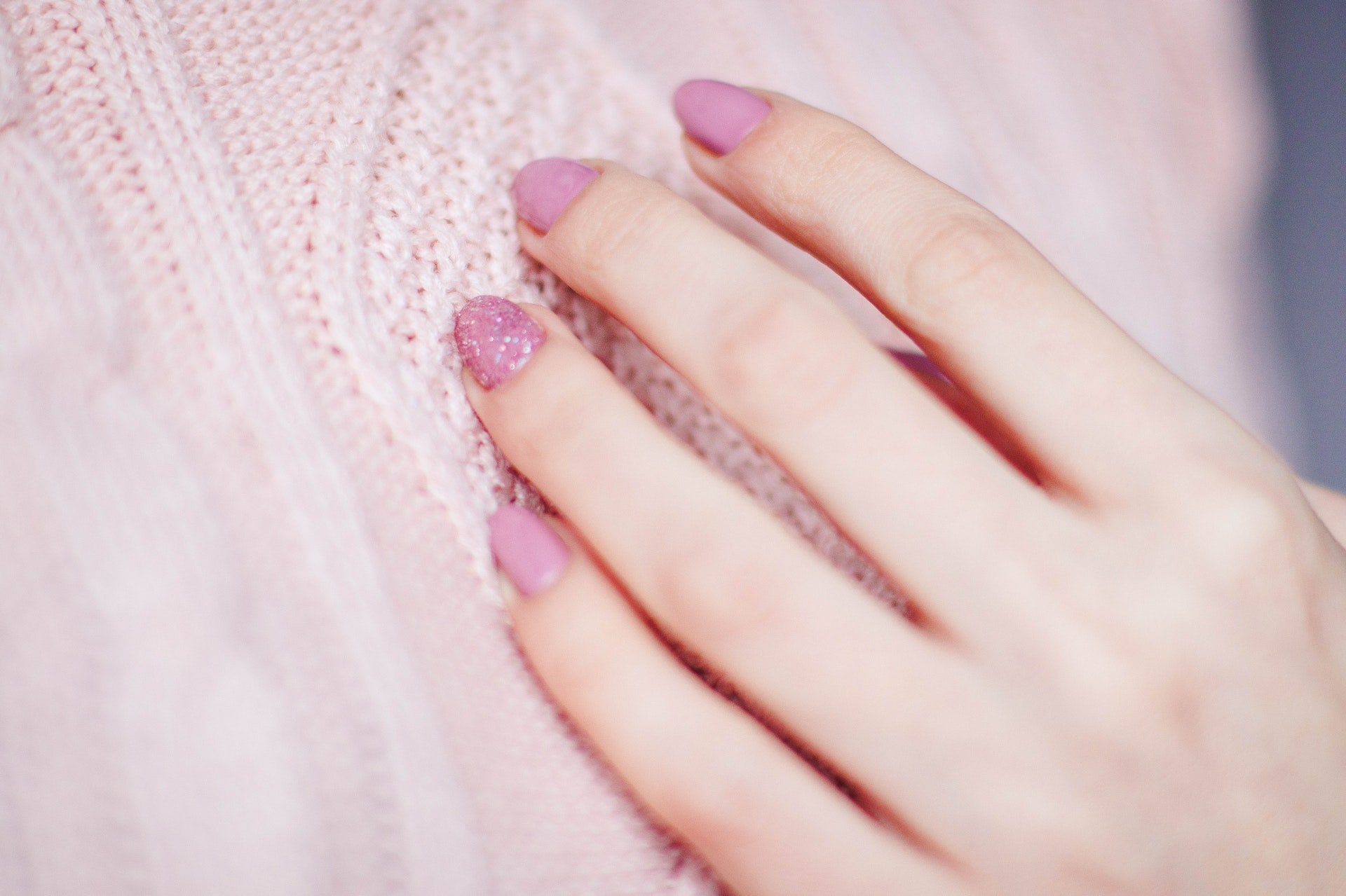 Mano de mujer con manicura. | Foto: Pexels
