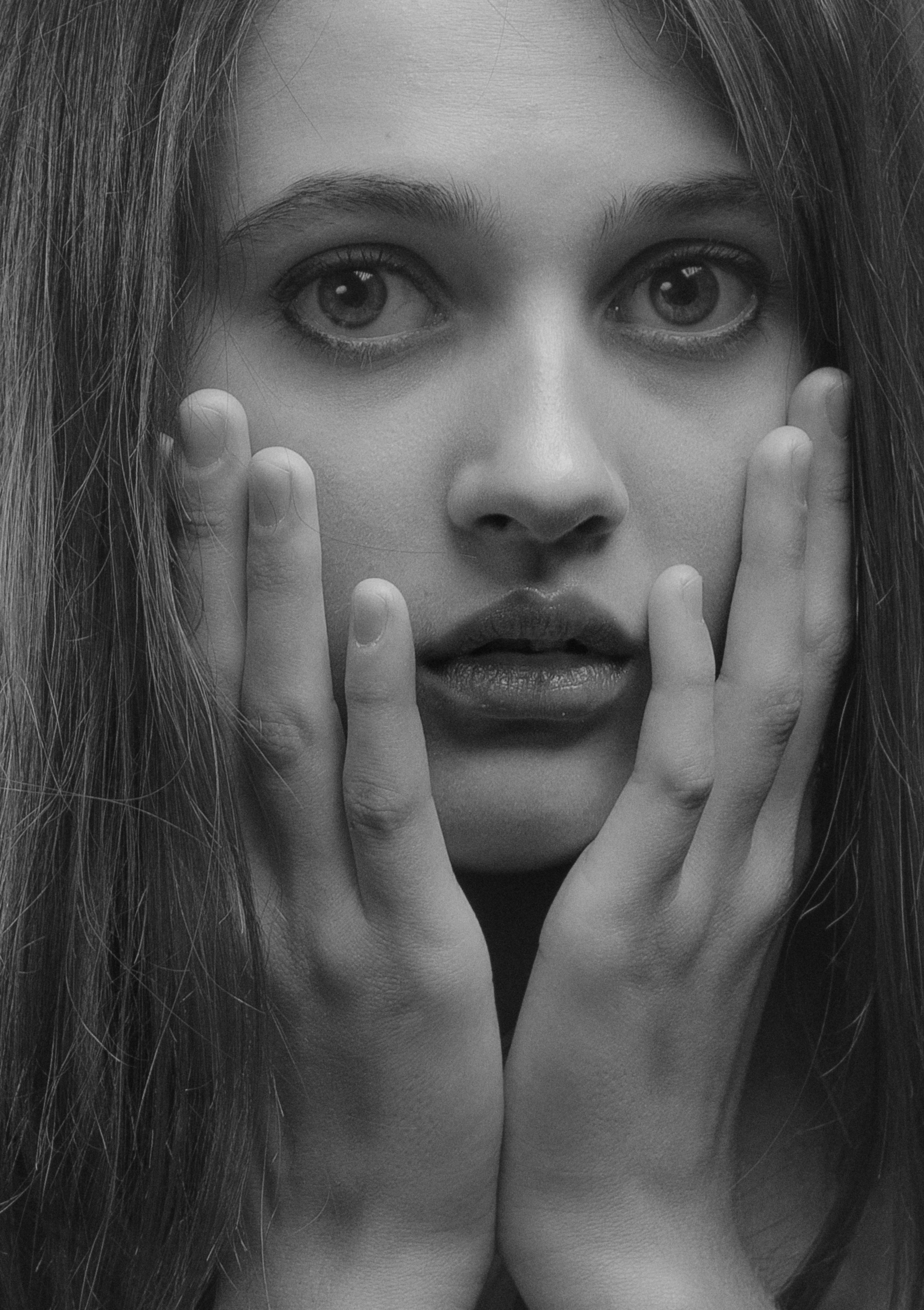 Black and white shot of a shocked woman | Source: Pexels