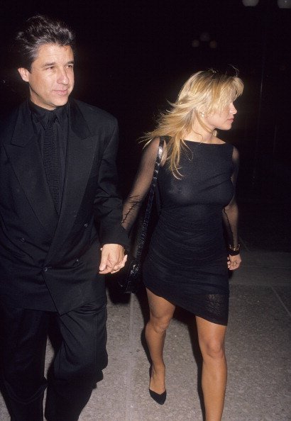  Producer Jon Peters and actress Pamela Anderson attend the "Glory" Century City Premiere on December 11, 1989 at the Cineplex Odeon Century Plaza Cinemas in Century City, California | Photo: Getty Images