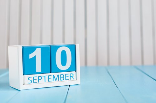 10 de septiembre marcado en un calendario de madera. | Fuente: Shutterstock