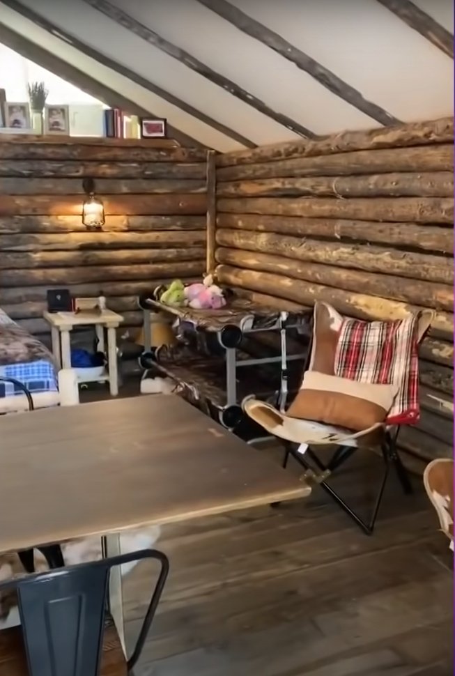 A tour of Kelly Clarkson's Montana ranch as she shows off a room in the cabin| Photo: youtube.com/kellyclarksonshow