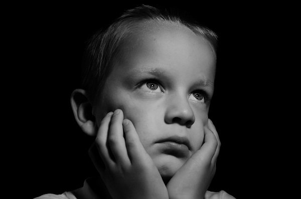 Niño con mirada perdida-Imagen tomada de Pxhere Niño con mirada perdida-Imagen tomada de Pxhere