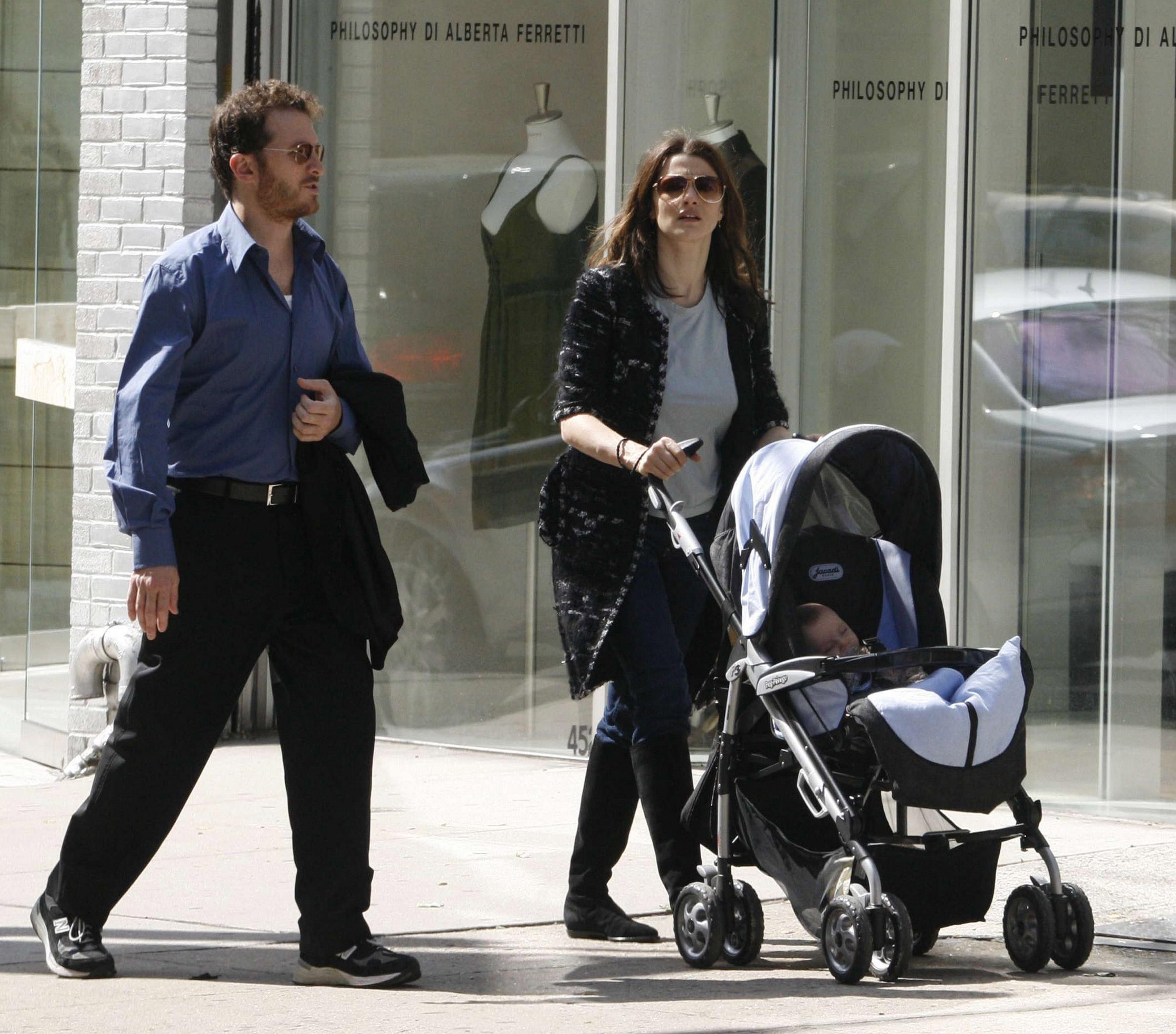 Rachel Weisz and Darren Aronofsky photographed with their son in New York on October 2, 2006. | Source: Getty Images