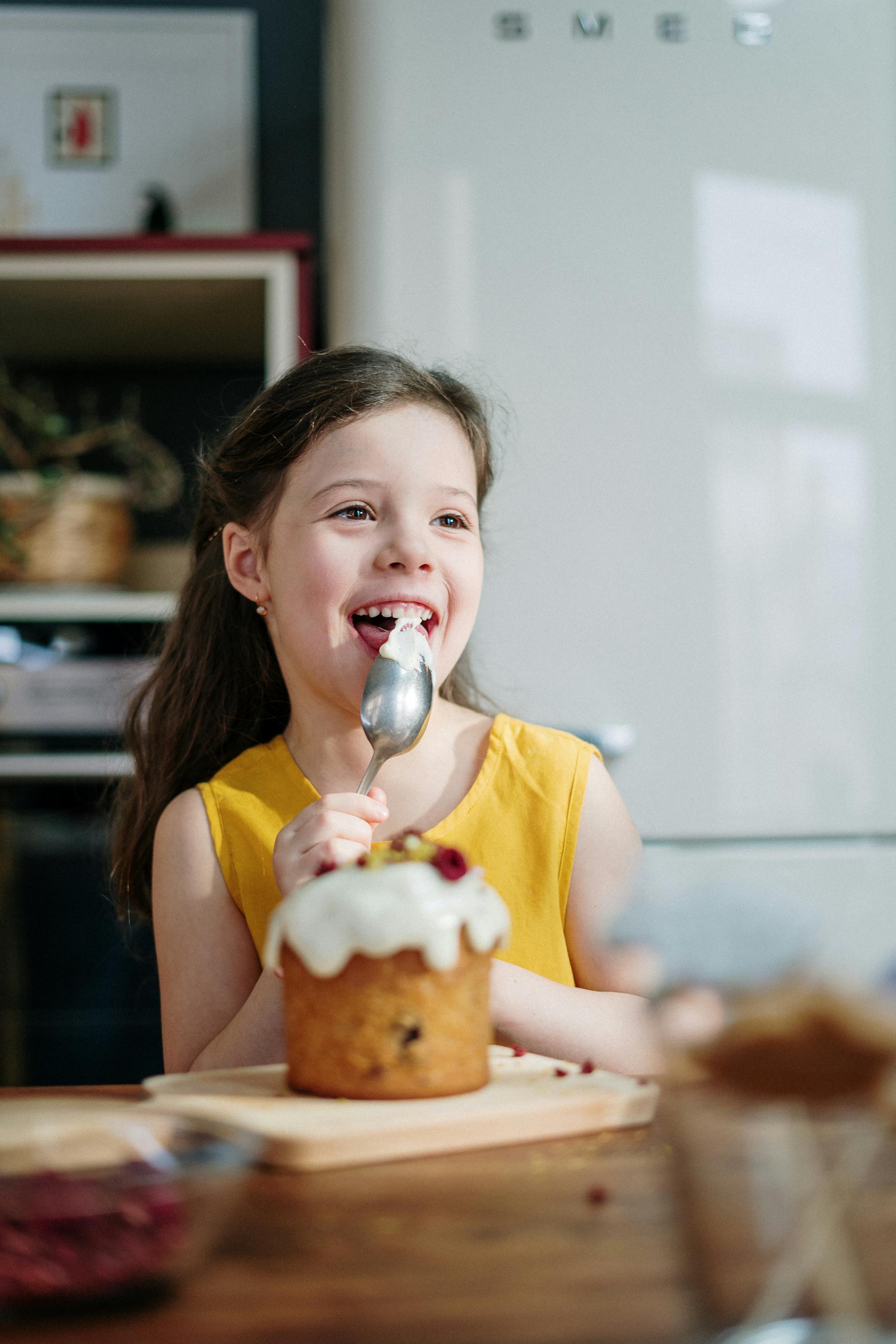 Una niña comiendo pastel | Fuente: Pexels