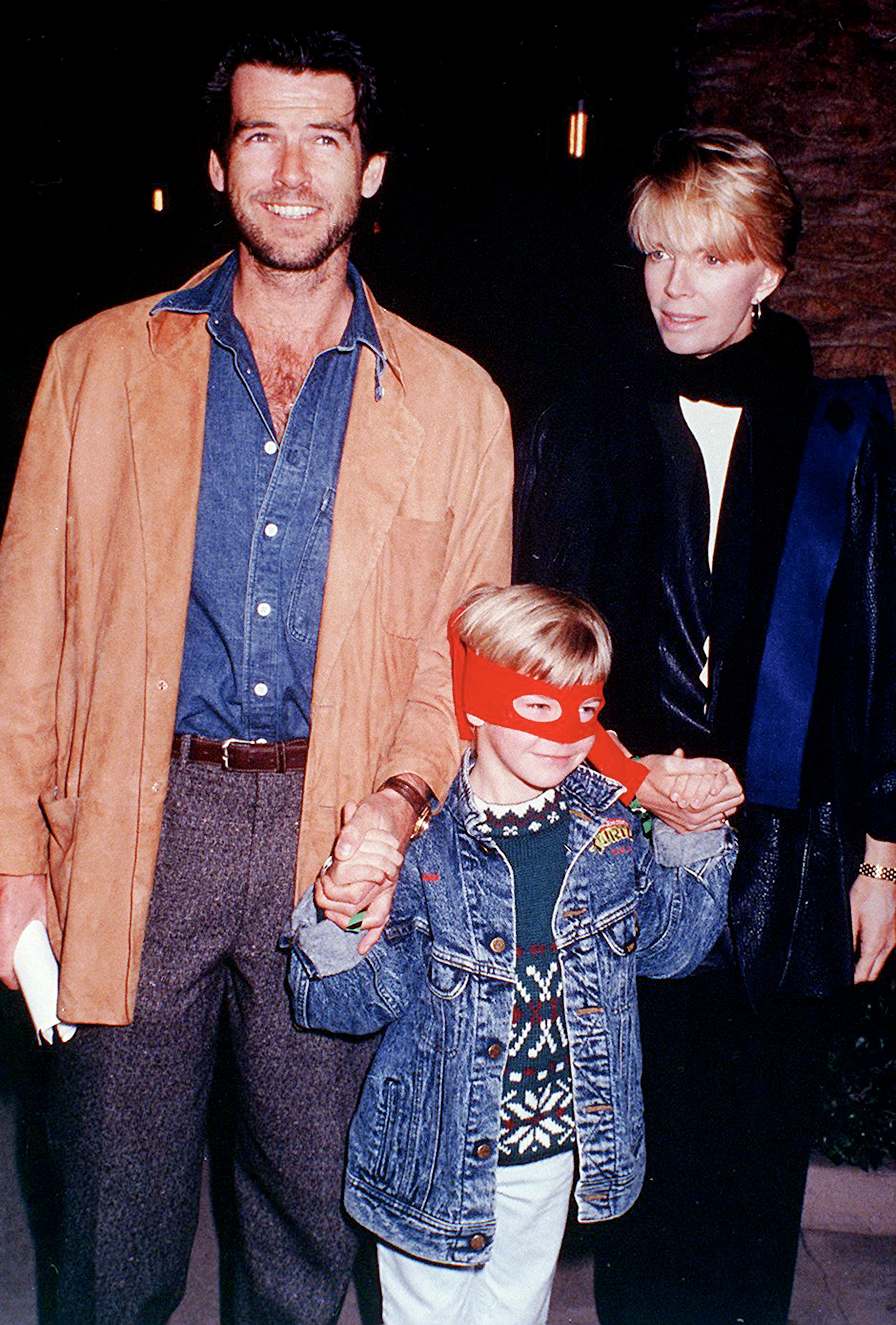 Irish actor Pierce Brosnan with his wife, actress Cassandra Harris (1948 - 1991) and their child, circa 1990. | Source: Getty Images