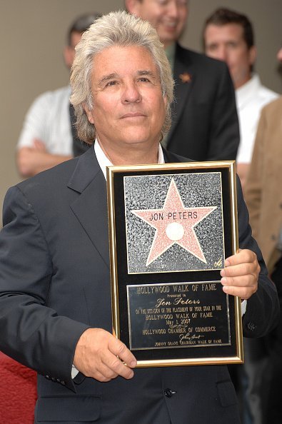 Jon Peters posing at the ceremony honoring him with a Star on the Hollywood Walk of Fame in 2007. | Photo: Getty Images