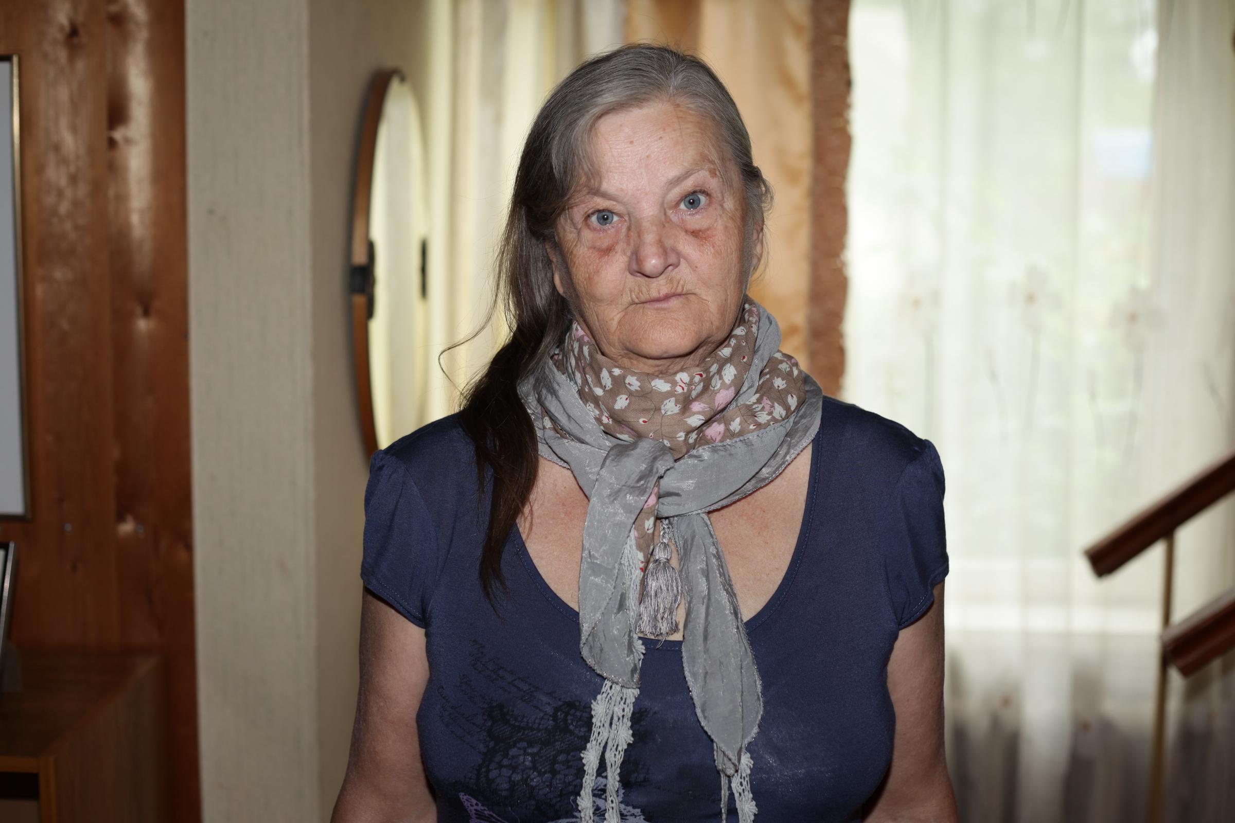 Mulher idosa olhando para alguém fora do campo de visão da câmera | Fonte: Shutterstock