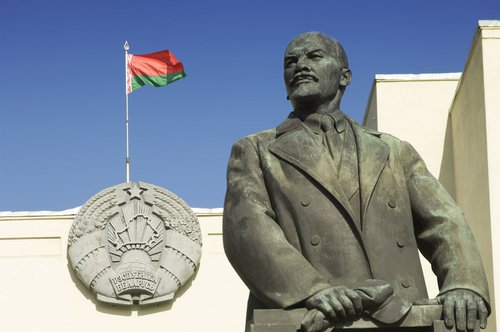 Escultura de Lenin y bandera bielorrusa en Minsk. | Fuente: Shutterstock Escultura de Lenin y bandera bielorrusa en Minsk. | Fuente: Shutterstock