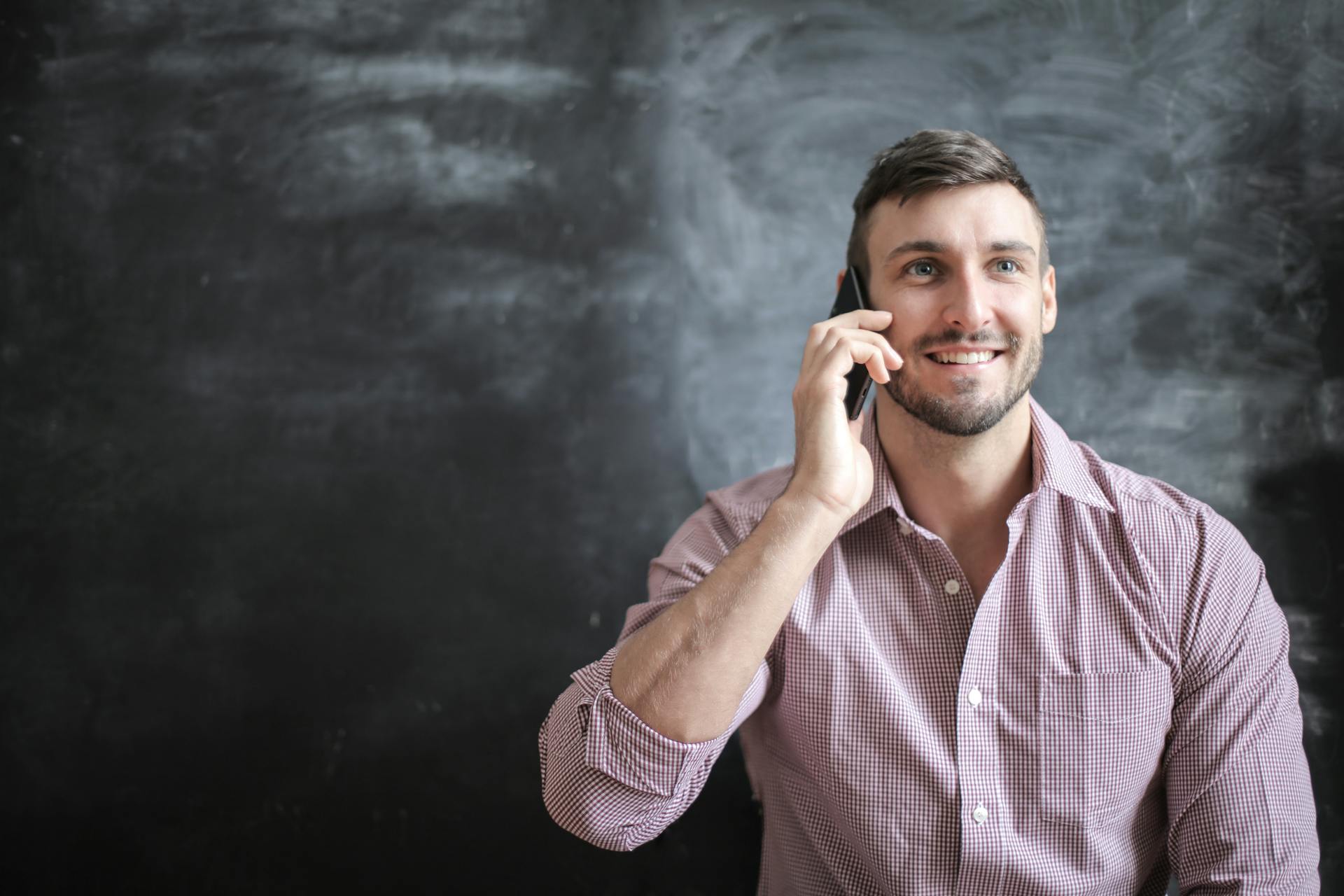 A man talking on his phone | Source: Pexels