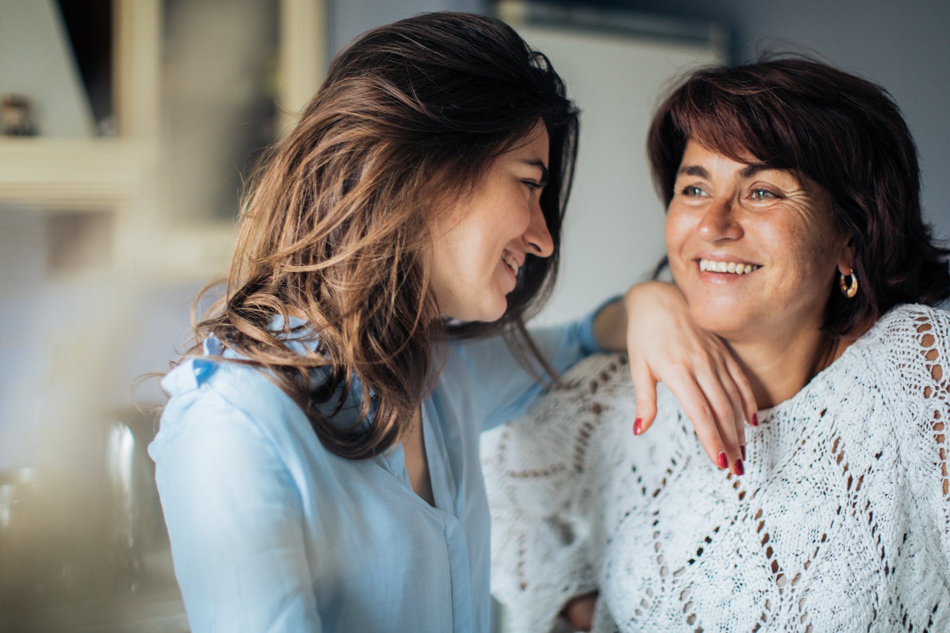 Mother and daughter smiling | Source: Pexels