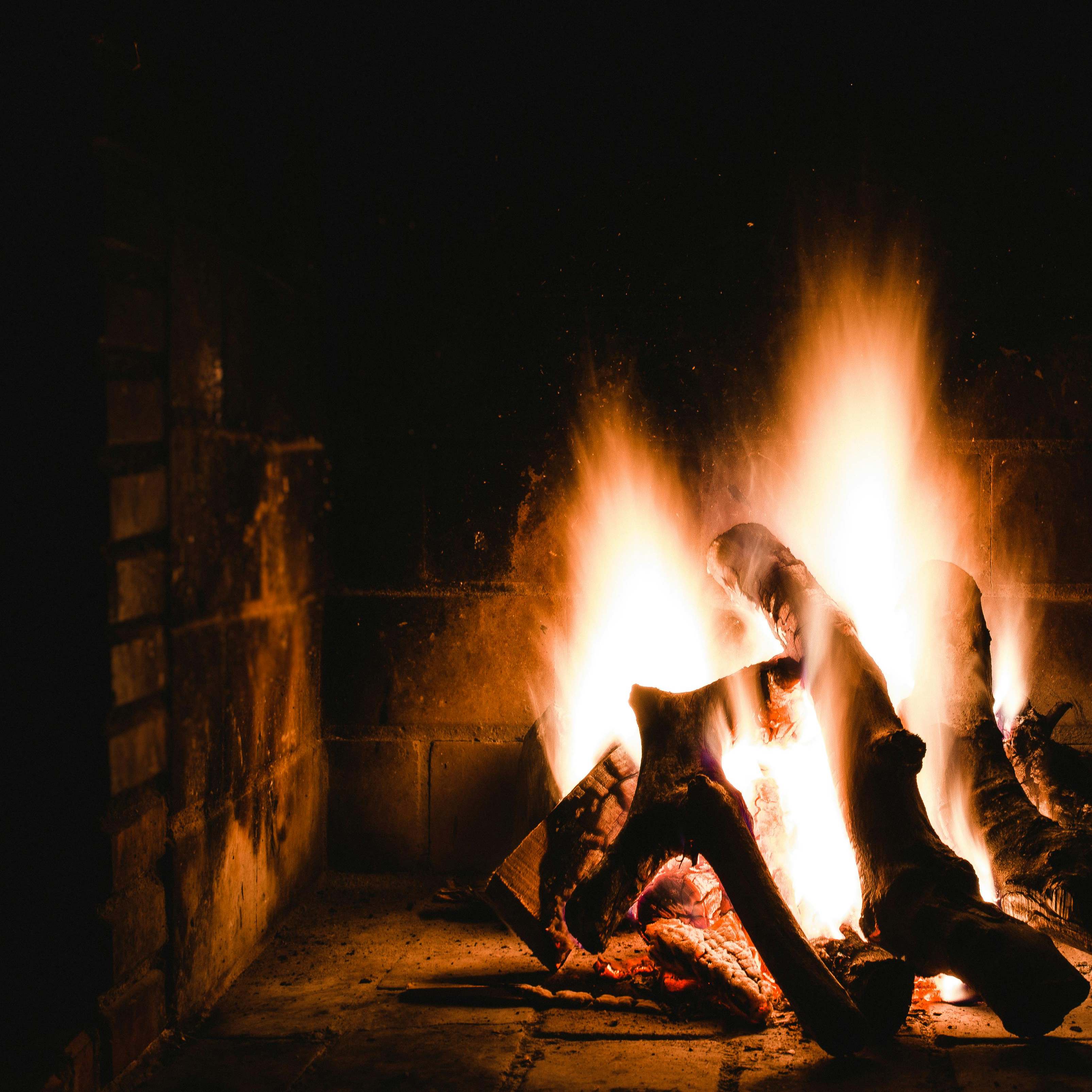 A fire blazing in a hearth | Source: Pexels