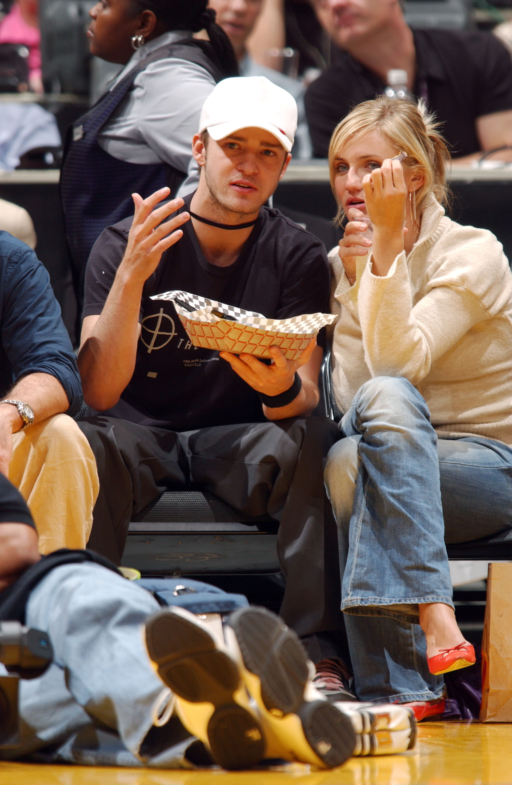 Justin Timberlake and Cameron Diaz watching a game between the Los Angeles Lakers and the Dallas Mavericks in Los Angeles, California on October 28, 2003 | Source: Getty Images