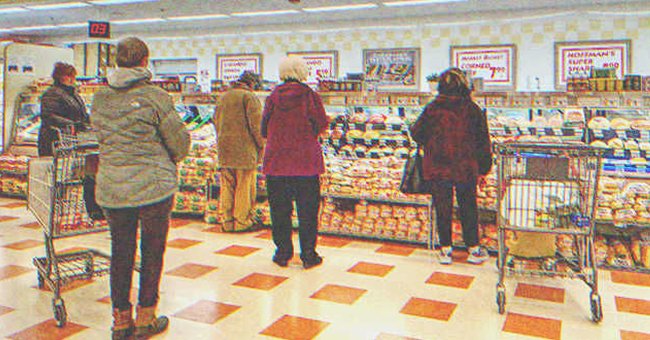 Personas haciendo fila en la caja del supermercado. | Foto: Shutterstock