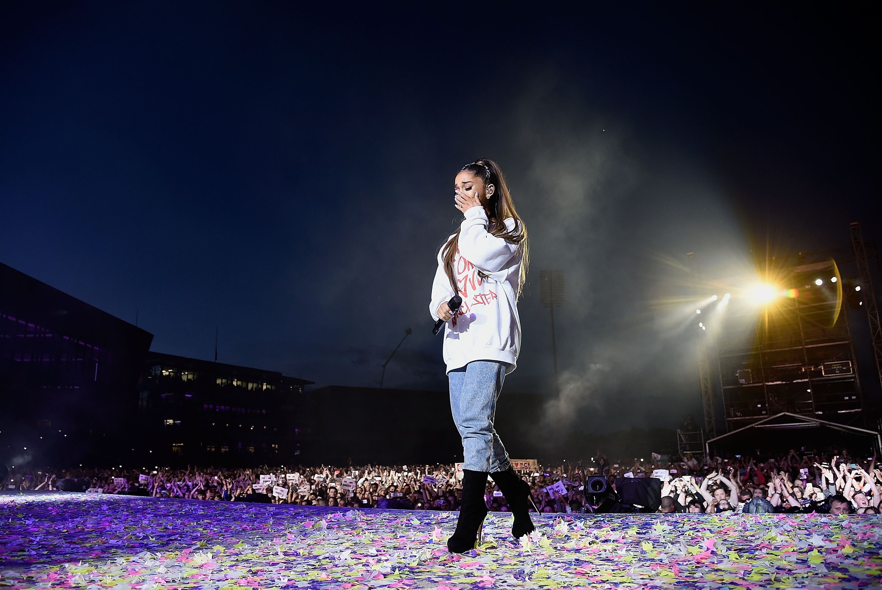Ariana Grande émue sur scène. l Source : Getty Images