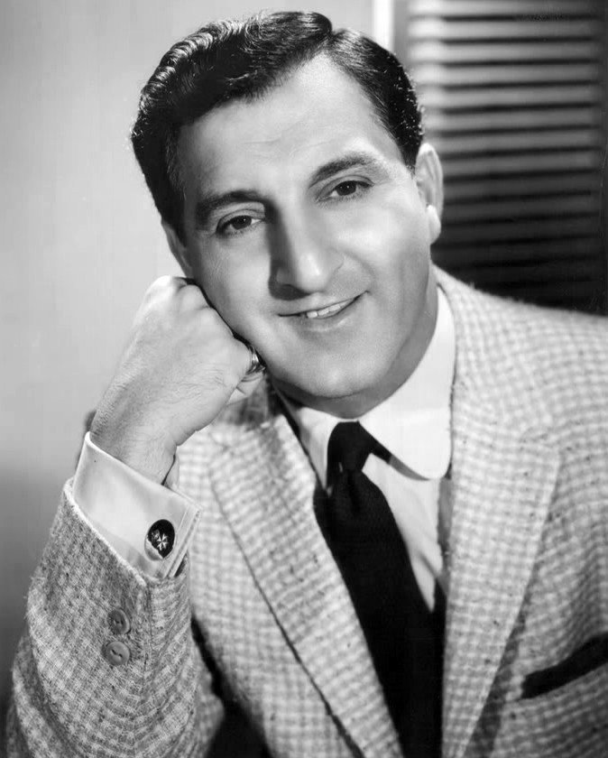  Danny Thomas smiles for the camera in this publicity photo circa 1957. | Source: Wikimedia Commons
