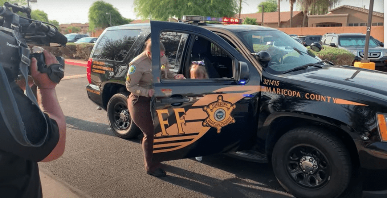 Arizona deputies escort a little girl to kindergarten. | Source: youtube.com/FOX 10 Phoenix 