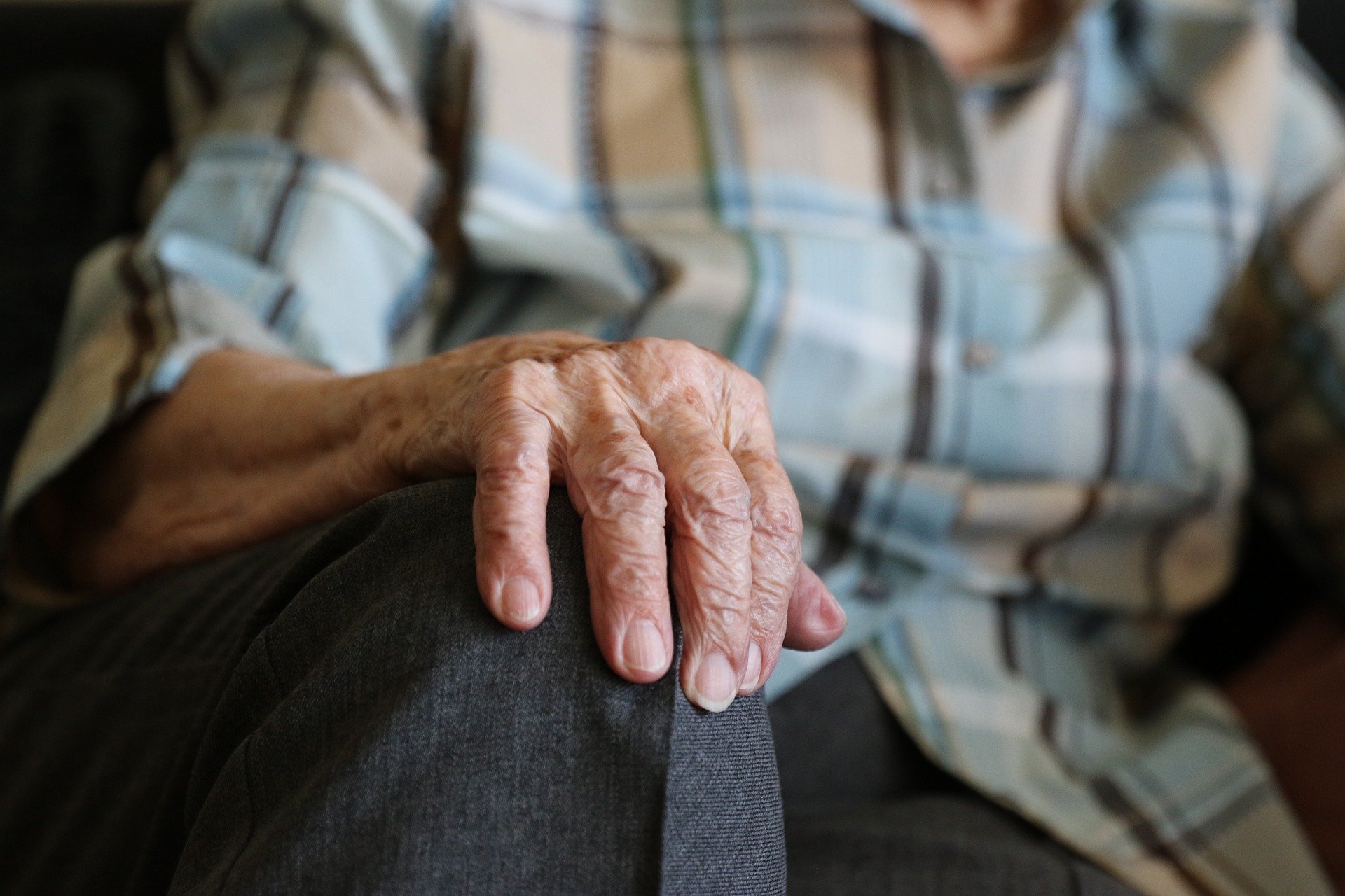  Old lady's hand on her knee. | Source: Bernd Schray/Pixabay 