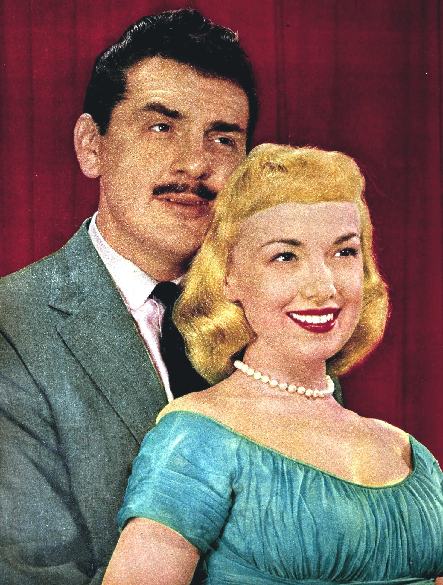 Ernie Kovacs et son épouse Edie Adams en 1956. | Source: Wikimedia Commons Ernie Kovacs et son épouse Edie Adams en 1956. | Source: Wikimedia Commons